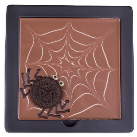 Pająk z czekolady z pajęczyna na hallowen