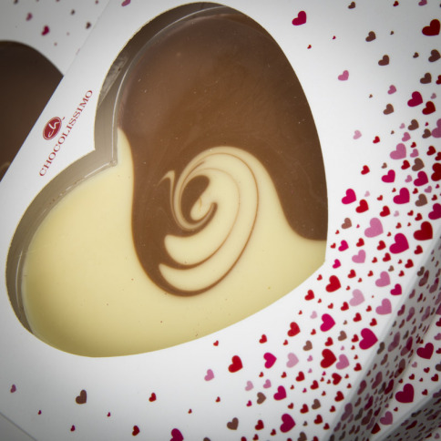 Coeur en chocolat, chocolat au lait et chocolat blanc